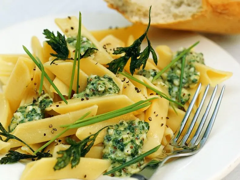 Pasta mit Käse-Kräuter-Soße