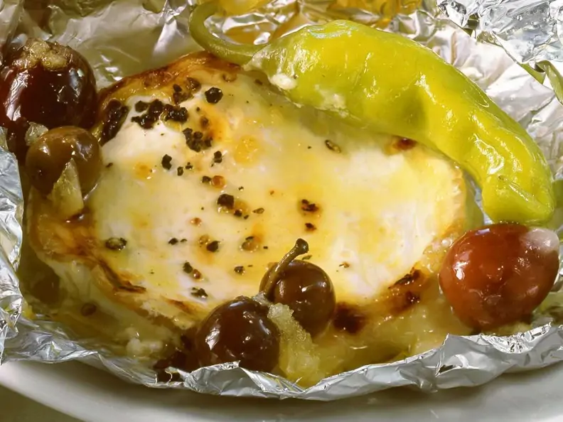 Ziegenkäse mit Oliven und Peperoni
