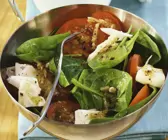 Tomaten-Spinat-Salat mit Ziegenkäse