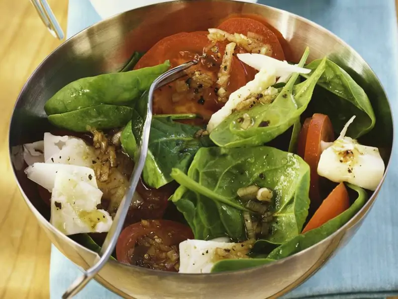 Tomaten-Spinat-Salat mit Ziegenkäse