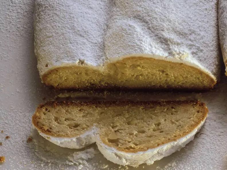 Mandelstollen ohne Rosinen