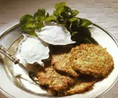 Zucchiniküchlein mit Joghurtdip