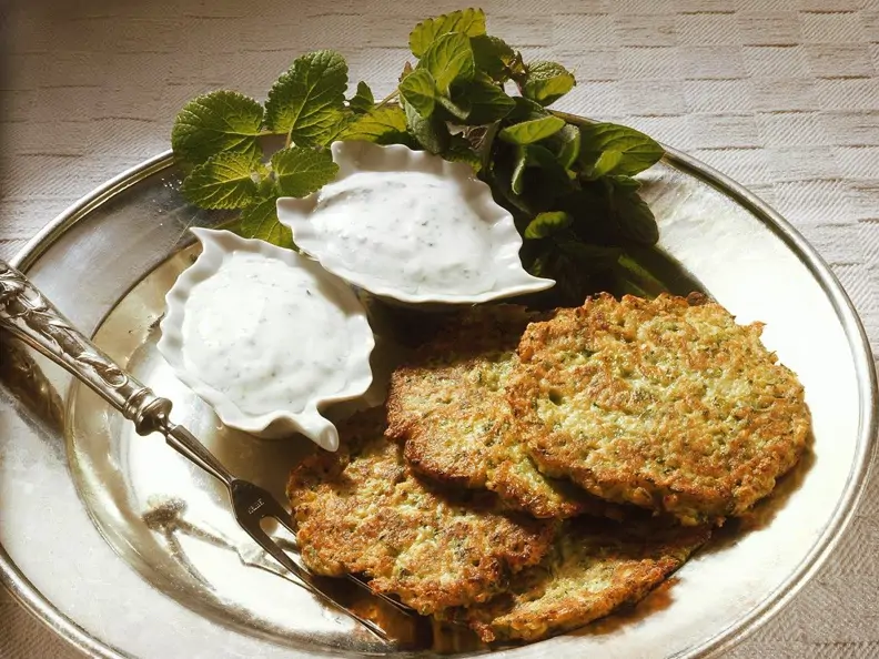 Zucchiniküchlein mit Joghurtdip