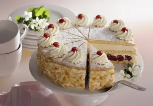 Käsesahnetorte mit Sauerkirschen