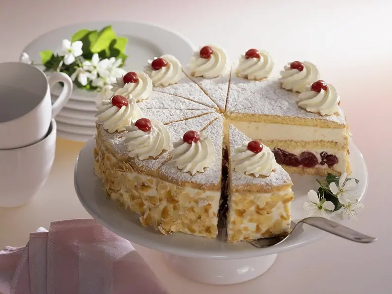 Käsesahnetorte mit Sauerkirschen