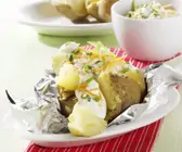 Folienkartoffel mit Gemüse-Quark-Dip
