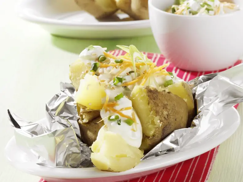 Folienkartoffel mit Gemüse-Quark-Dip