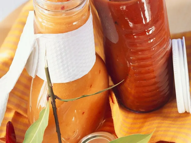 Tomaten-Chili-Sauce und selbstgemachtes Tomatenketschup
