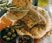Türkisches Fladenbrot mit Sesam und Schwarzkümmel; Oliven