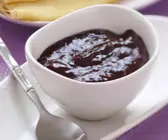 Pflaumenmarmelade mit Kakaopulver