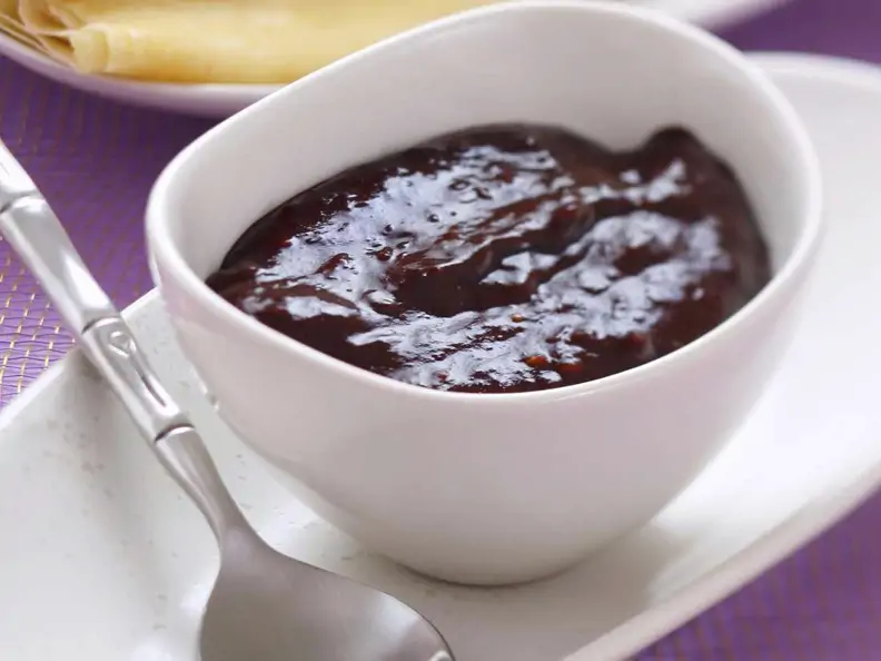 Pflaumenmarmelade mit Kakaopulver