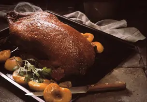 Gebratene Gans mit Äpfeln und Maronen