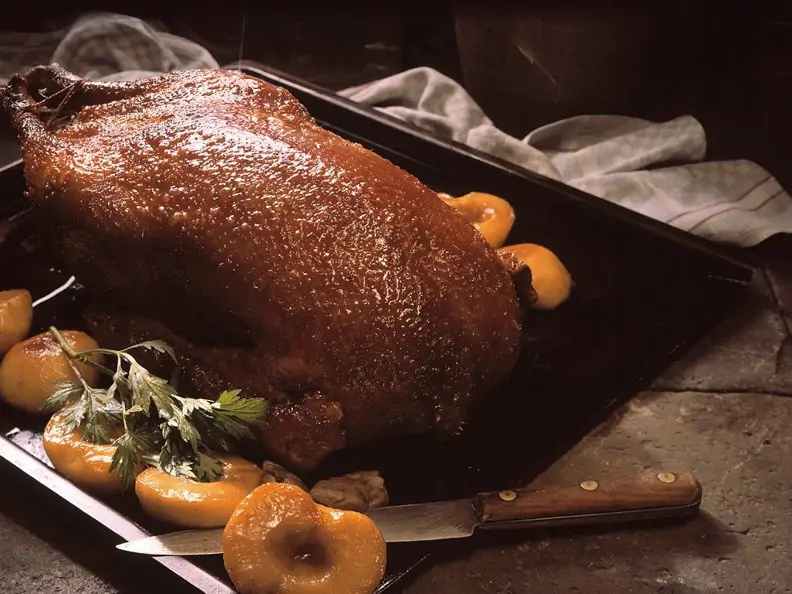 Gebratene Gans mit Äpfeln und Maronen