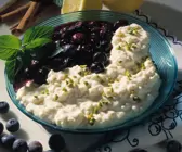 Sahnemilchreis mit Heidelbeeren