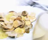 Kartoffeln und Steinpilze mit weißem Trüffel