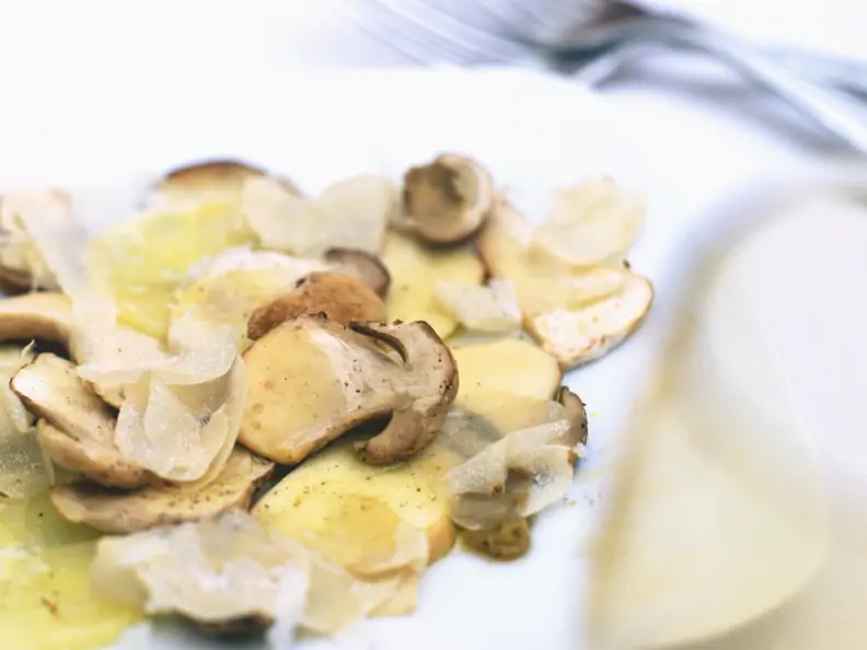 Kartoffeln und Steinpilze mit weißem Trüffel