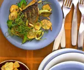 Gebratenes Doradenfilet mit Kartoffeln und Lauch