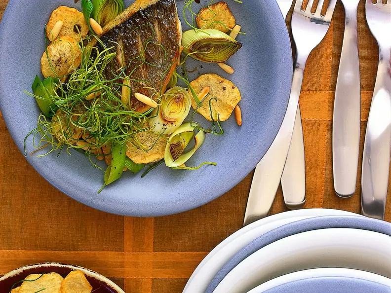 Gebratenes Doradenfilet mit Kartoffeln und Lauch