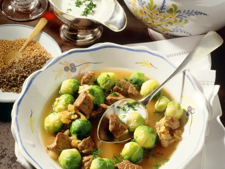 Rosenkohl-Eintopf mit Lamm