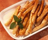 Teigröllchen mit Schafskäse