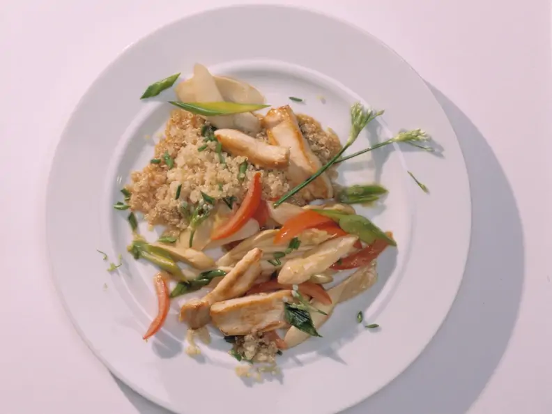 Hähnchen-Pfanne mit Quinoa und Spargel