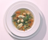 Sommer-Eintopf mit Kräuterklößchen