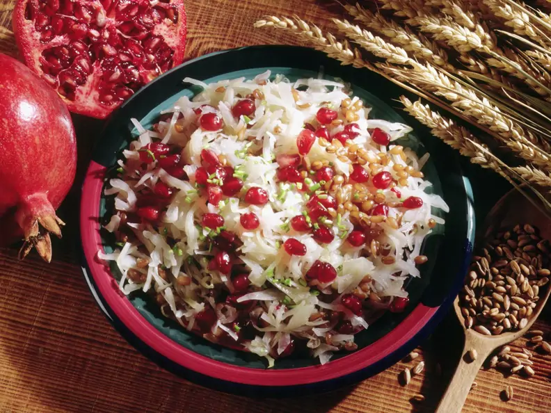Weißkohl-Dinkel-Pfanne mit Granatäpfeln