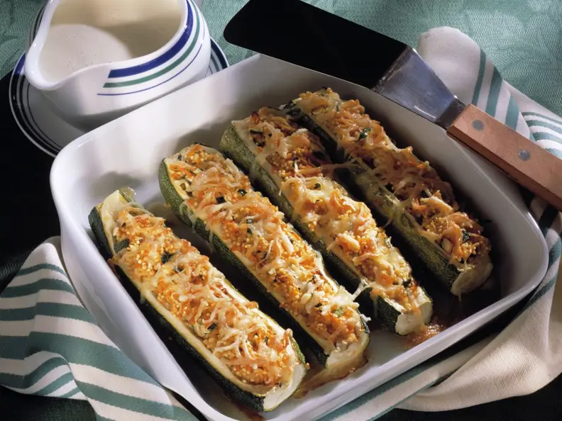 Gefüllte Zucchini mit Hirse und Käse