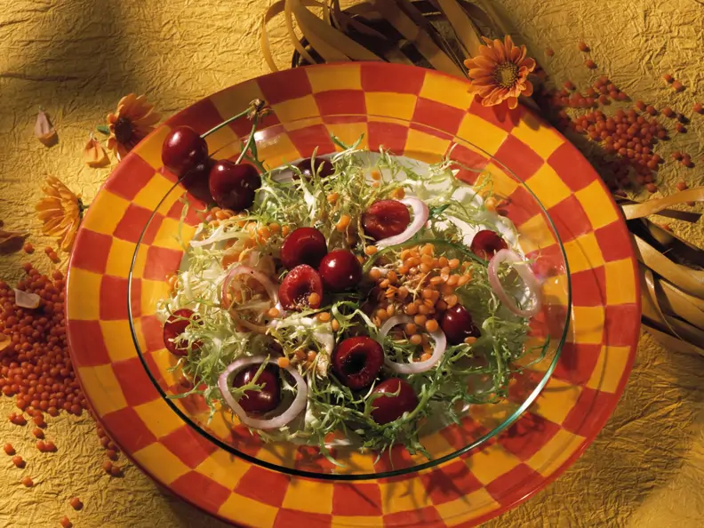 Linsen-Friséesalat mit Kirschen