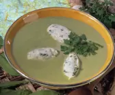 Zuckerschoten-Suppe mit Grieß-Kerbel-Klößchen