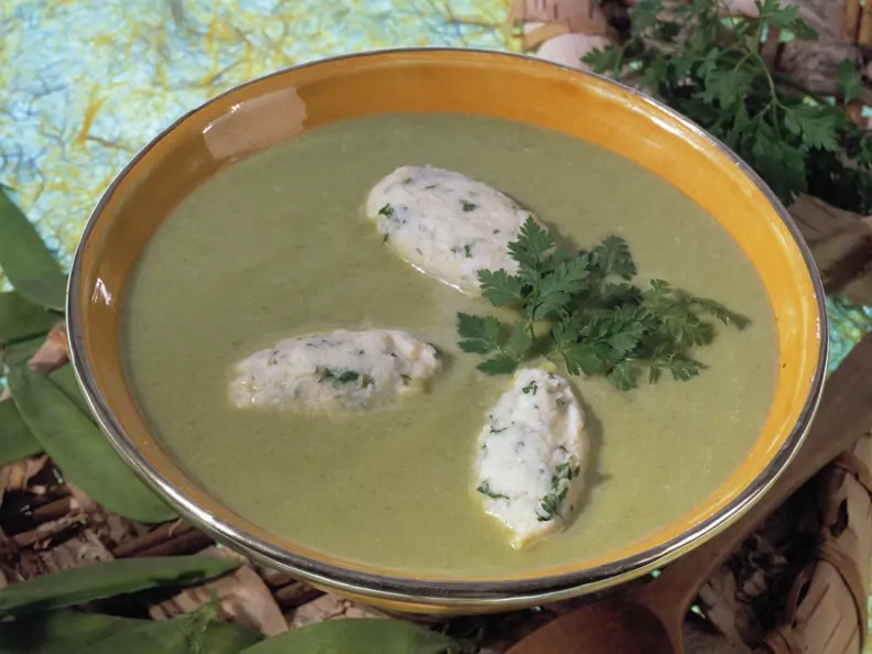 Zuckerschoten-Suppe mit Grieß-Kerbel-Klößchen