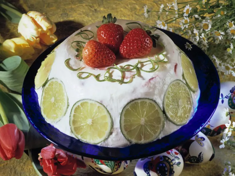 Limetten-Erdbeerquark-Bombe