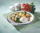 Kartoffel-Radieschen-Salat mit pochierten Eiern