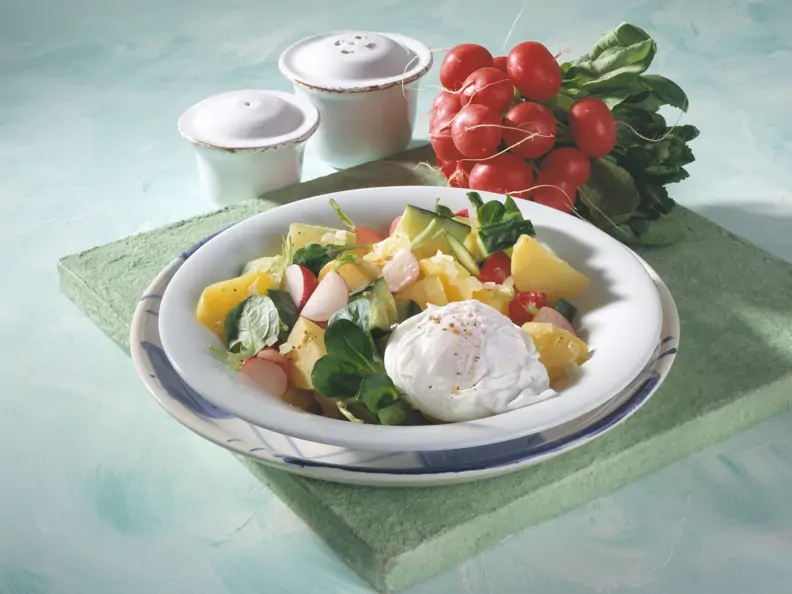 Kartoffel-Radieschen-Salat mit pochierten Eiern