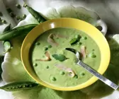Erbsensuppe mit Lachs