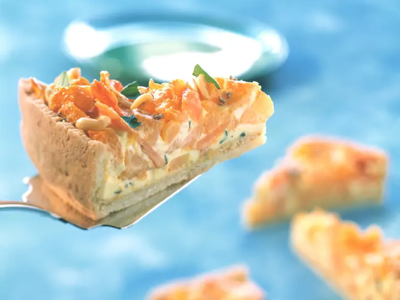 Kürbis-Möhren-Quiche mit Pinienkernen