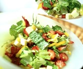 Blattsalat mit Erdbeeren und Gouda