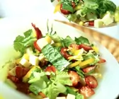 Blattsalat mit Erdbeeren und Gouda