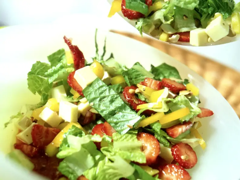 Blattsalat mit Erdbeeren und Gouda
