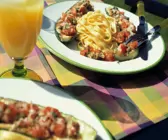 Gefüllte Zucchini mit Tomate und Sonnenblumenkernen