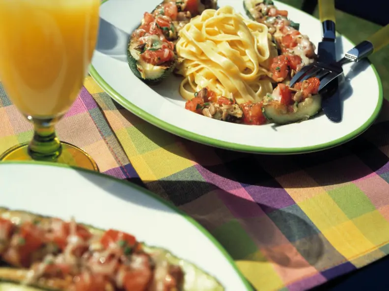 Gefüllte Zucchini mit Tomate und Sonnenblumenkernen