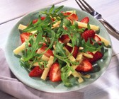 Erdbeersalat mit Rucola und Emmentaler