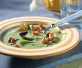 Zucchinicremesuppe mit gebratenen Pfifferlingen