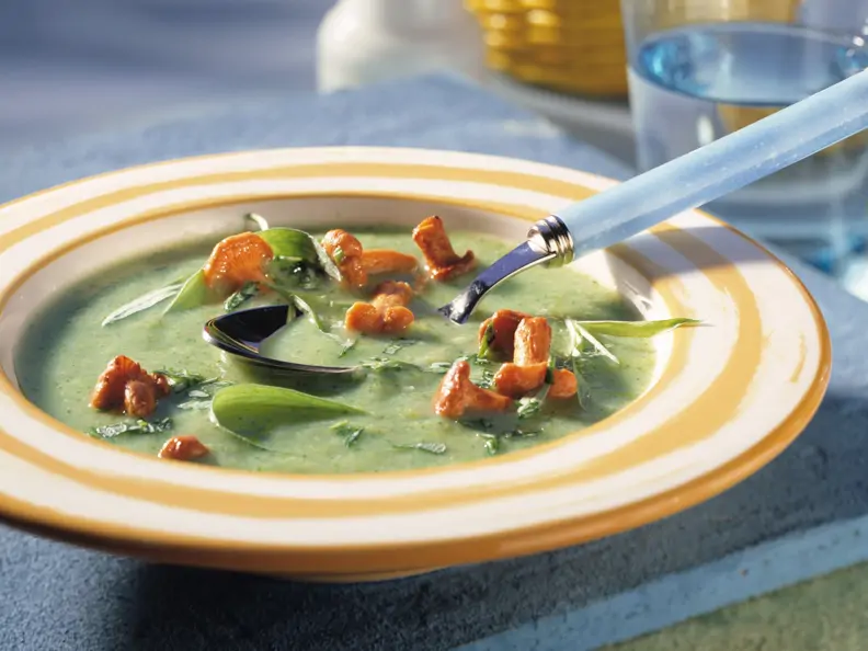 Zucchinicremesuppe mit gebratenen Pfifferlingen