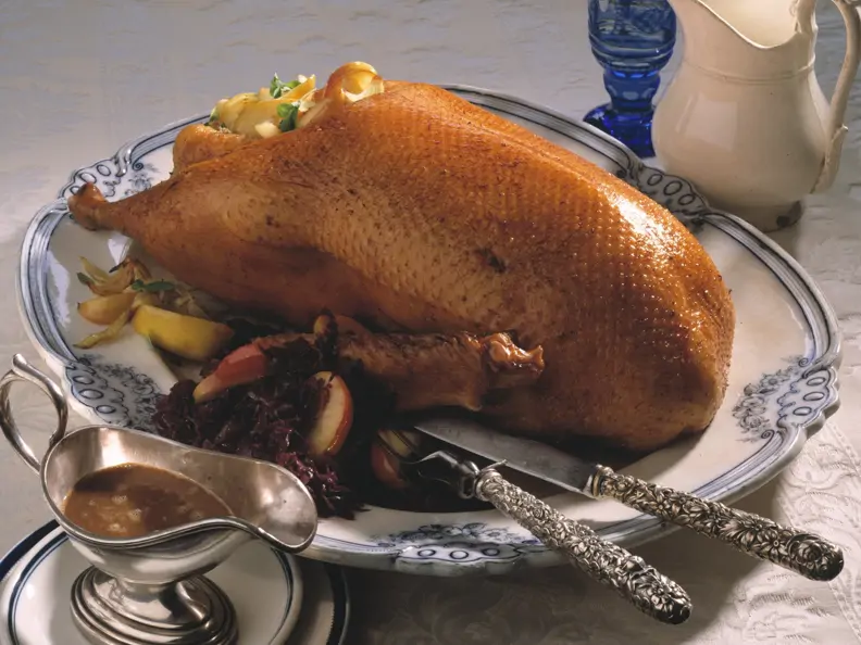 Klassische Martinsgans mit Rotkohl