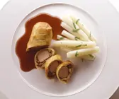 Zicklein in Blätterteig mit Waldpilzen
