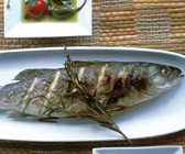 Gegrillte Forellen mit marinierten Kirschtomaten und Kapern