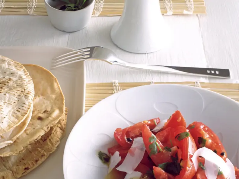 Tomaten-Passionsfruchtsalat mit Garnelen