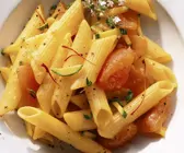 Nudeln mit Tomaten und Zucchini