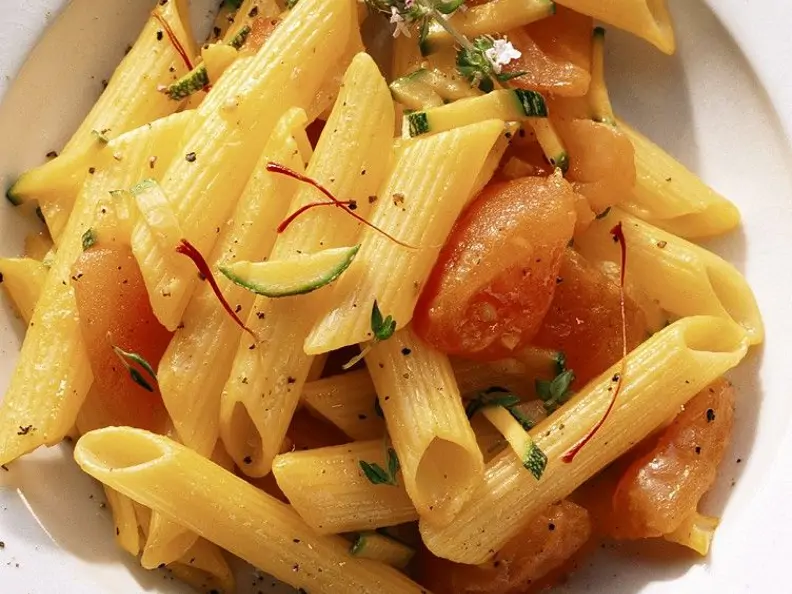 Nudeln mit Tomaten und Zucchini